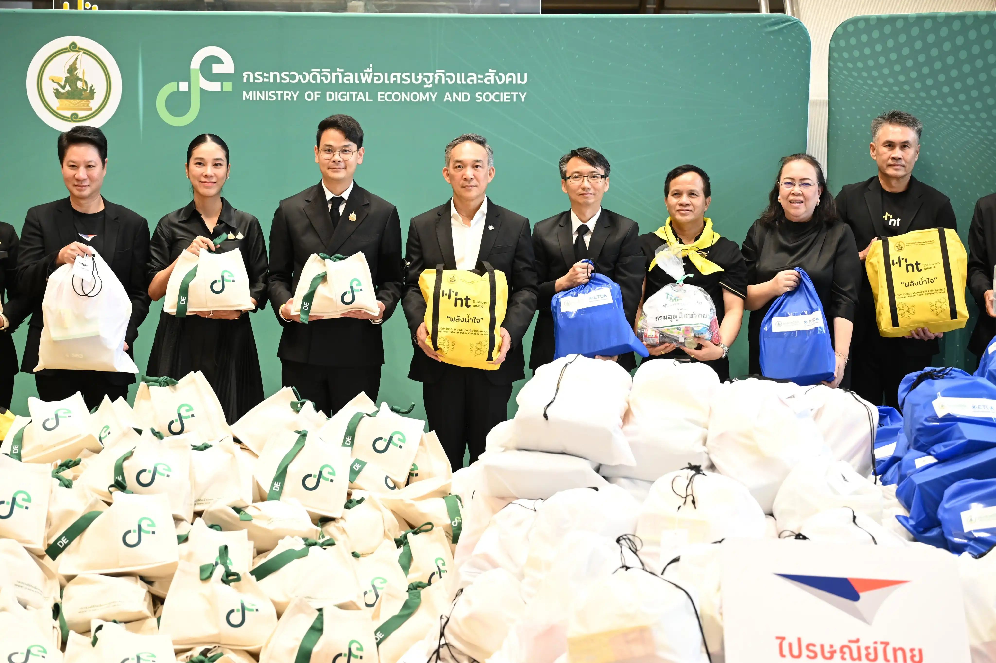 NT มอบถุงยังชีพช่วยเหลือผู้ประสบภัยน้ำท่วมในหาดใหญ่