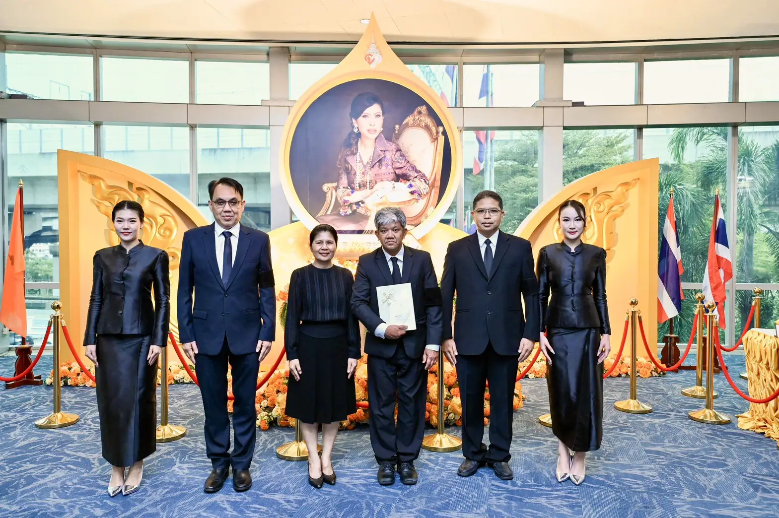 ศาสตราจารย์ ดร. สมเด็จเจ้าฟ้าฯ กรมพระศรีสวางควัฒน วรขัตติยราชนารี พระราชทาน ส.ค.ส. และไดอารี่ แด่ NT